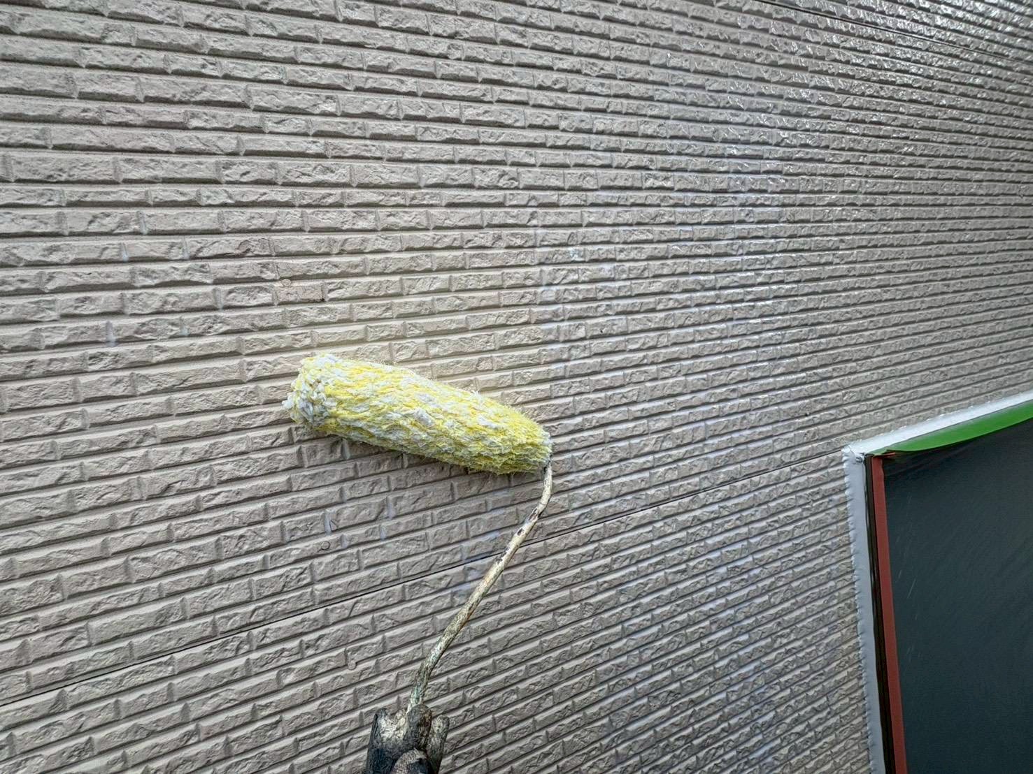 外壁を下塗り中